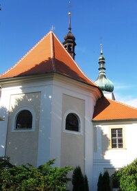 a malému hřbitůvku