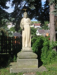 s hezkými sochami v okolí