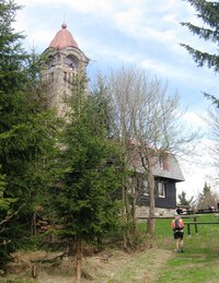 až k této chatě s rozhlednou