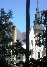 s podivuhodnými vilami zbohatlíků