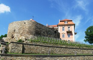 Tady už jsme pod zámkem ve Chvalkovicích