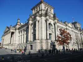 a také budova říšského sněmu už vypadá veseleji než kdysi