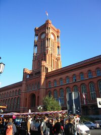 a poblíž ní stará berlínská Červená radnice