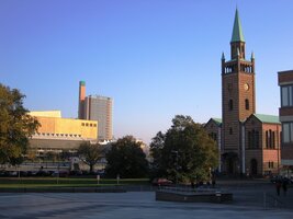 a zde kostel Mathâuskirche