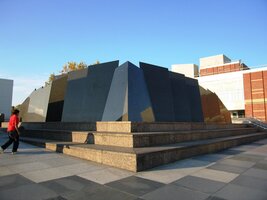 Jsou tu budovy divadel, galerií i kulturních institucí