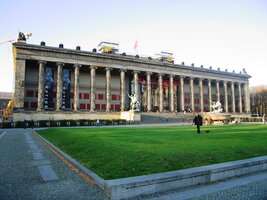 Na druhé straně parku stojí honosný Palác republiky