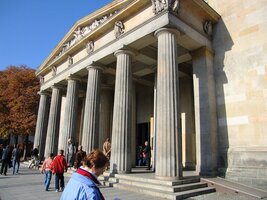 Třída Unter den Linden - strážnice Neue Wache