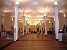 Zdobí ji velké plochy chodeb a sálů