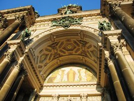 Výzdoba portálové klenby je vskutku filigránská