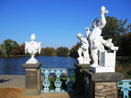 s umělými jezírky a parkovými sochami