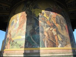 s heraldickými výjevy na mramorových sloupech