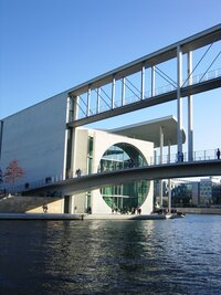 s hypermoderní architekturou příbřežních budov