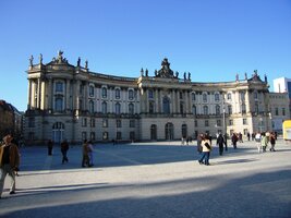Tady už ale jdeme na náměstí Bebelplatz