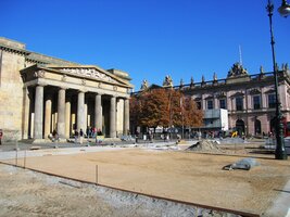 Tady je Bebelplatz z jiné strany