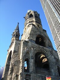 Svět jde ale dál a kostel má už moderní stafáž