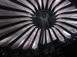 Zde je ale už kupolovitá střecha berlínského Times Square - Sony centra