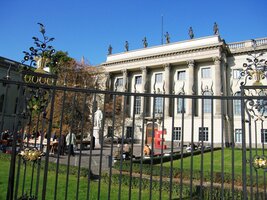 Pohleďme teď ale přes plot Humboldtovy univerzity