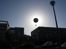 Nashledanou, Berlíne! A ať slunce nad tebou už navždy zakrývají jen takto neškodné létající objekty