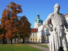 od sochy výhružné germánské stráže,