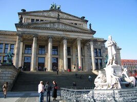 s pomníkem Schillera před portálem