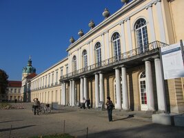 od hlavního vchodu (že je to ale délka, což!?)