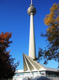 Tohle je ta televizní věž zdola