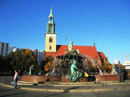 s chrámem Mariakirche v opozici