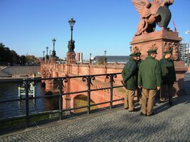 Jinde je ovšem nábřeží Sprévy zcela (ne)civilní