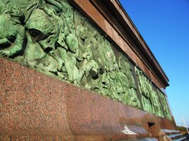 a reliéfy na piedestalu