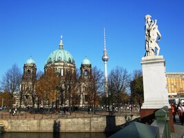 A tady už je Dóm z povzdálí, od nábřeží Sprévy