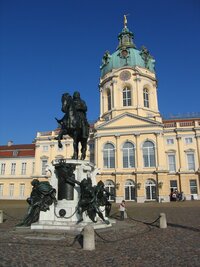 z hlavního nádvoří,