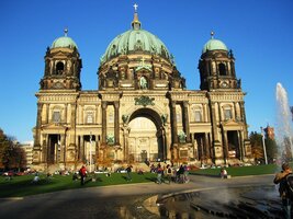 protestantský chrám s parkem Lustgarten a fontánou
