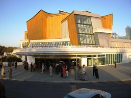 Na okraji parku stojí moderní komplex