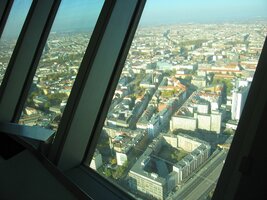 Přesněji na vyhlídkovou věž na náměstí Alexanderplatz