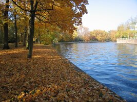 a zde Spréva s náhrdelníkem jeho zlatého listí