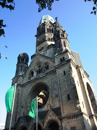 a zde pietní místo KaiserWilhelmGedenkmal s ruinami Gedenkenkirche