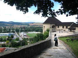 Na rampě hradu s pohlednými turistkami