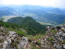Pohled z vrcholku Strážova (převýšení 650 m, dole Zliechov)