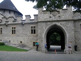 Vstupní brána zámku Smolenice (sídlo slovenských akademiků)