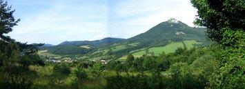 Panorama vrchu Vápeč nad horskou vsí Horná Poruba