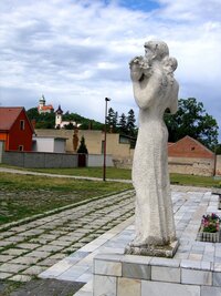 Pomník, kostel, zámek - fronta na turisty