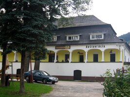 Bývalý kaštiel (vaří tam výbornou Živáňskou)