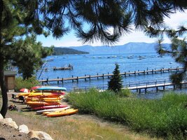 My tu ale sedíme nad haldou lodí