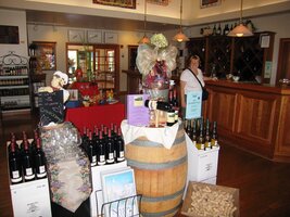 jsme šikovně prošli do místní vinotéky