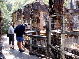 u Jackova nešťastně vyhořelého domu Happy Walls,