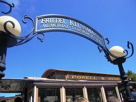 Tady si v předstihu kupujeme lodní lístek