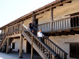 Je zařízena stroze vojensky