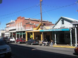 a vjíždíme do městečka Virginia City