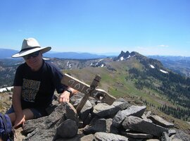 Sedím na Basin Peak a v zádech mám Castle Peak
