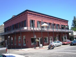 Nevadu City protíná svažitá stylová hlavní ulice